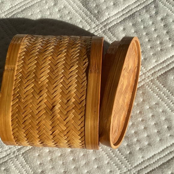 VINTAGE SMALL OVAL LIDDED WEAVED CONTAINER BASKET - Picture 8 of 9